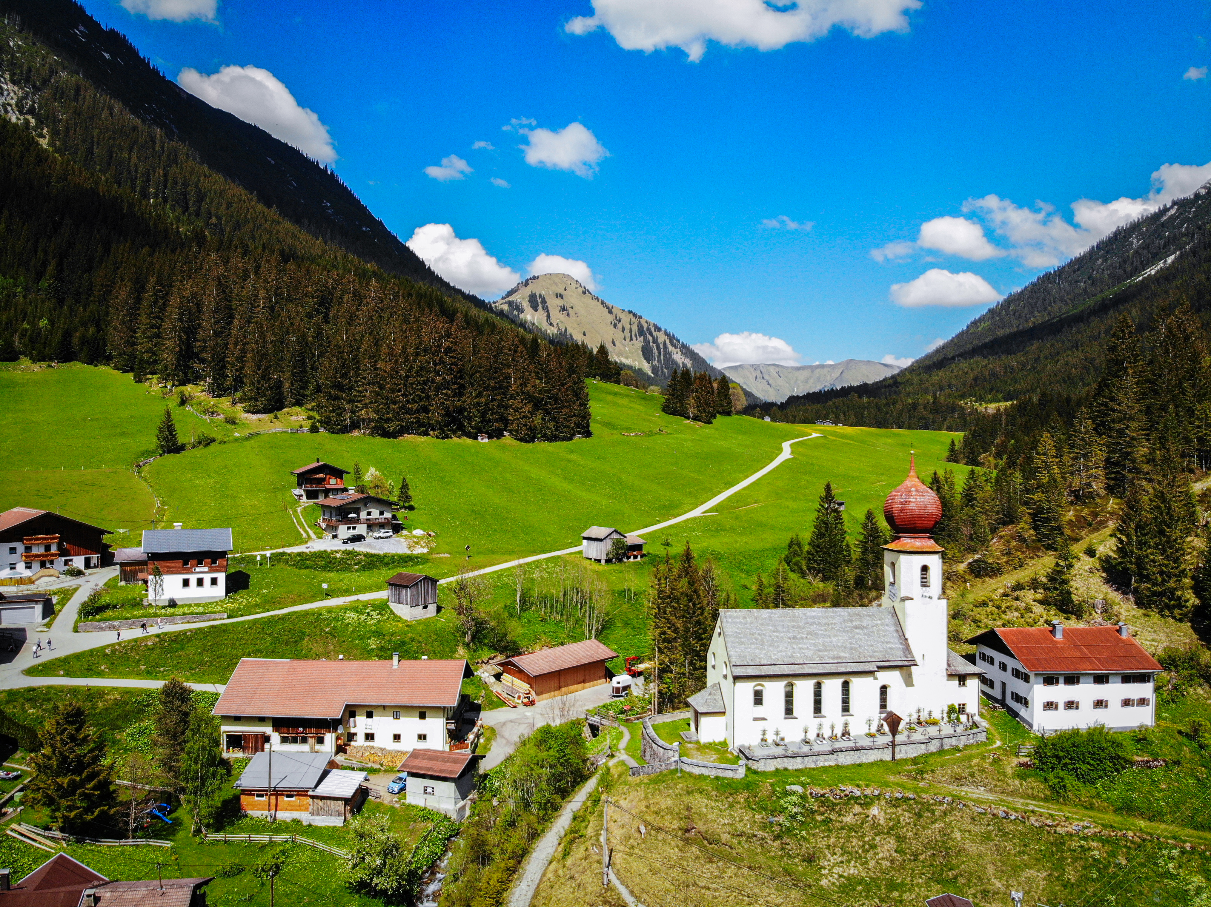 <p>Petit et pittoresque : le village de Namlos (soit "sans nom") à 1 225 mètres d'altitude dans les Alpes de Lechtal.</p>
